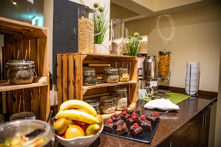 Reichhaltiges Frühstücksbuffet im Hotel zur Malzmühle mit einer Auswahl an Ceralien und süßen Speisen